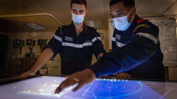 Portrait : QM Julien, opérateur table traçante à bord du Mistral en mission Jeanne d’Arc