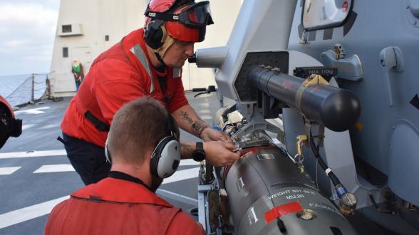 Mise en œuvre d’un Caïman Marine armé d’une torpille de combat MU90 depuis l’Auvergne