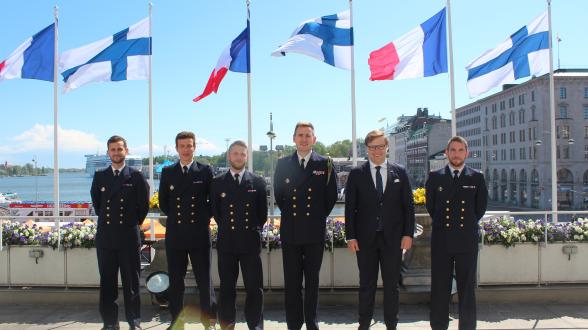 MER BALTIQUE – Les cinq bâtiments-école poursuivent leur corvette Gants Blancs