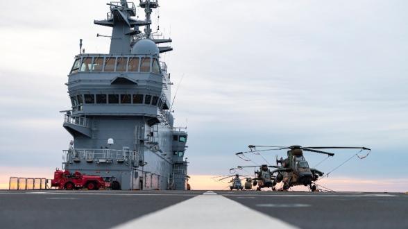 EXERCICE MANTA : le porte-hélicoptères amphibie Dixmude embarque les forces spéciales