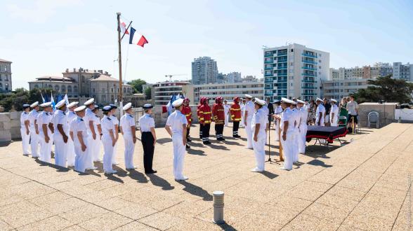  Remise de casques aux officiers SECUR et cadres de maîtrise