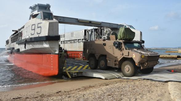 Le 21ème RIMA et le 6ème CCT se qualifient aux opérations amphibies sur le Dixmude