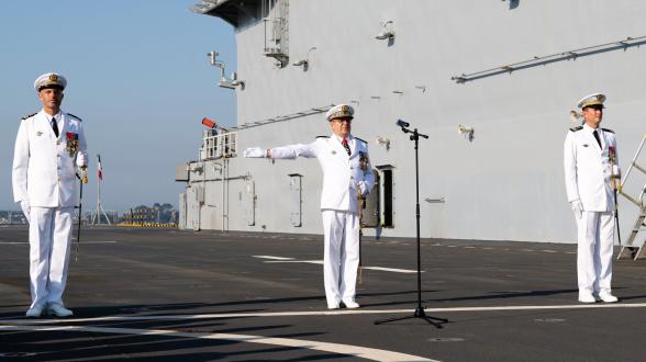 Un nouveau commandant pour  le porte-hélicoptères amphibie Mistral