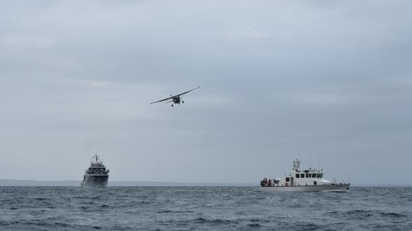 Navigation en formation entre le Champlain et le patrouilleur côtier malgache Tselatra 