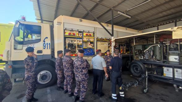 Echange avec l’unité spécialisée en lutte NRBC d’Aqaba, intervenue sur l’accident du 27 juin. © BMPM