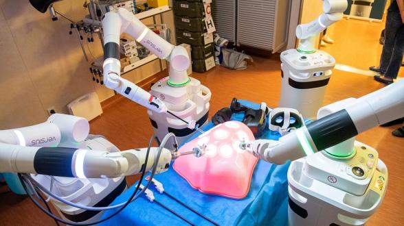  Le Mistral embarque un robot chirurgical