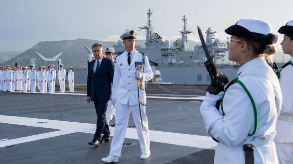 Les nouveaux embarqués du Charles de Gaulle reçoivent la fourragère de l’ordre de la Libération et se rendent dans leur ville marraine 