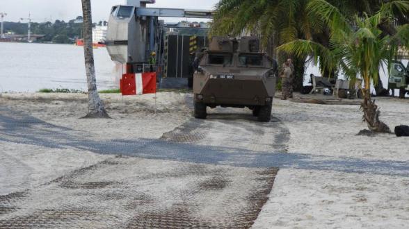 Du 28 octobre au 2 novembre, les forces armées ivoiriennes ont conduit des exercices amphibies avec les Forces françaises en Côte d’Ivoire (FFCI) et le Porte-hélicoptères amphibie (PHA) Tonnerre, présent au large des côtes dans le cadre de l’opération CORYMBE. Le contingent participant à la manœuvre comptait des fusiliers marins et des soldats ivoiriens, ainsi qu’un détachement du 43e bataillon d’infanterie de marine des FFCI.   Après avoir effectué une phase d’embarquement et de débarquement des véhicules 