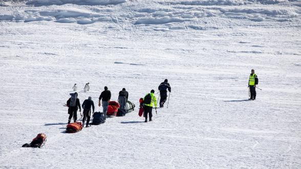  FAZSOI – Le patrouilleur polaire L’Astrolabe conduit un exercice de survie en Antarctique