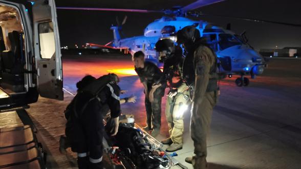  ANTARES – Le groupe aéronaval porte assistance à un marin au large de Djibouti
