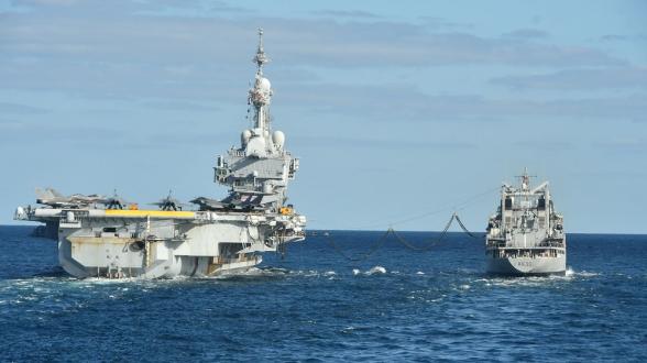  ANTARES - Dernier ravitaillement à la mer entre le BCR Marne et le porte-avions Charles de Gaulle