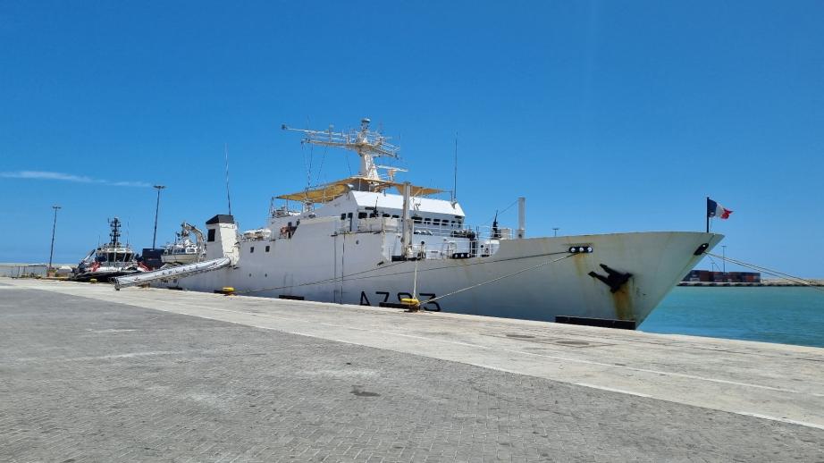Le Laplace accosté à Praia