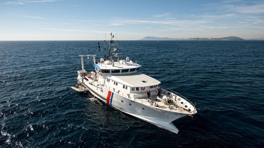 Un bateau blanc sur la mer bleue