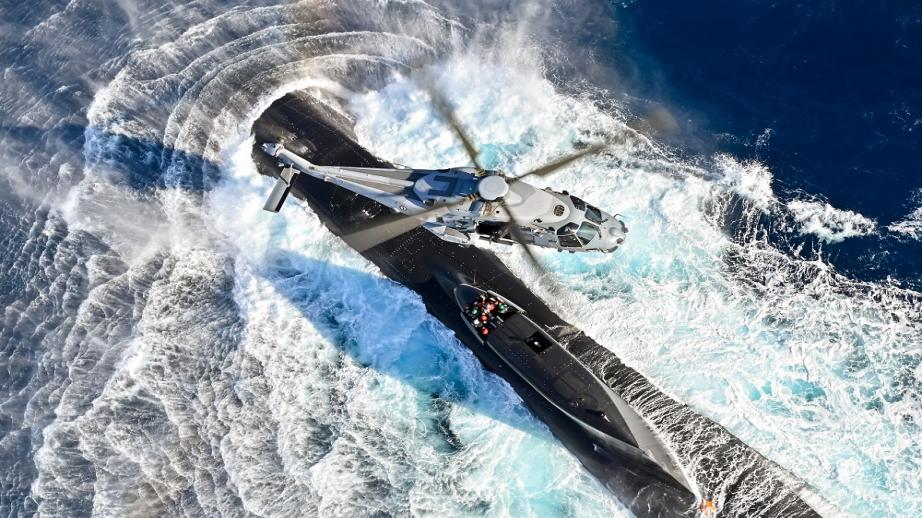 Hélicoptère Caïman Marine survolant un sous-marin