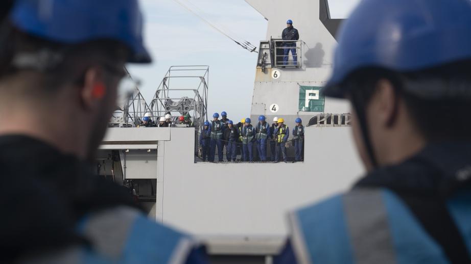 Deux marins se préparent au ravitaillement à la mer