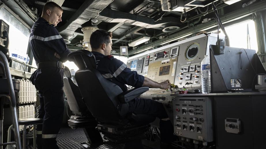 Vue de la passerelle avec deux marins aux commandes