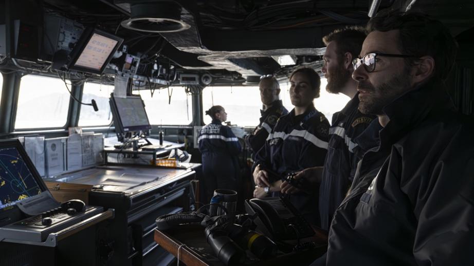Des marins à la passerelle du Guépratte