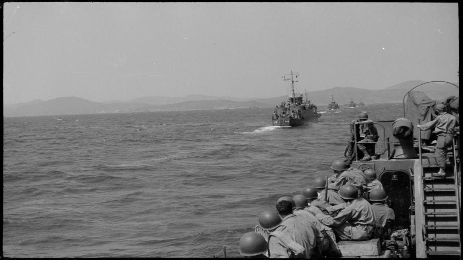 Deux navires de la US Navy, marine américaine, arrivent le 15 août 1944 au large des côtes de la Provence (Toulon)