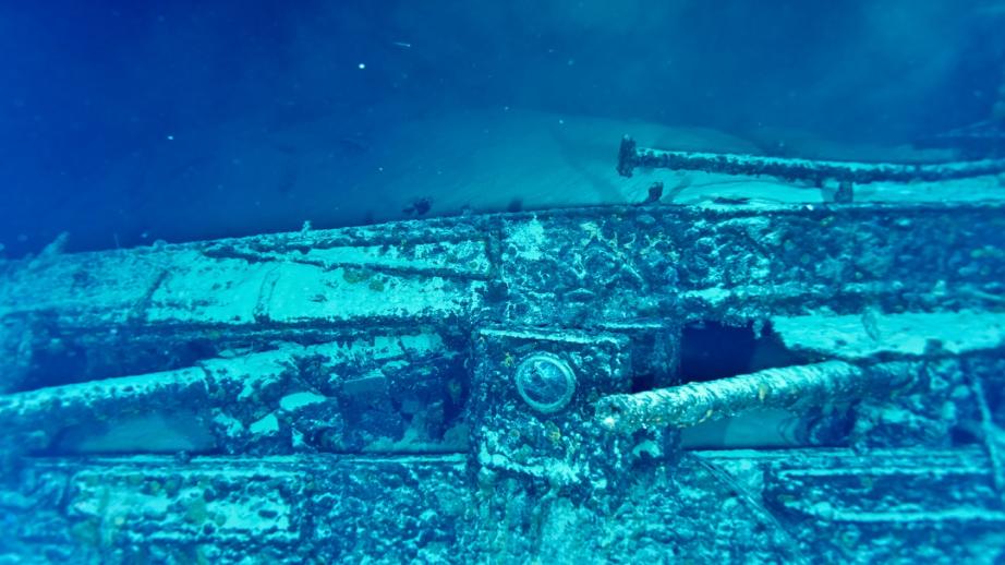 Photo sous-marine. Zoom sur les canons de 75 babord