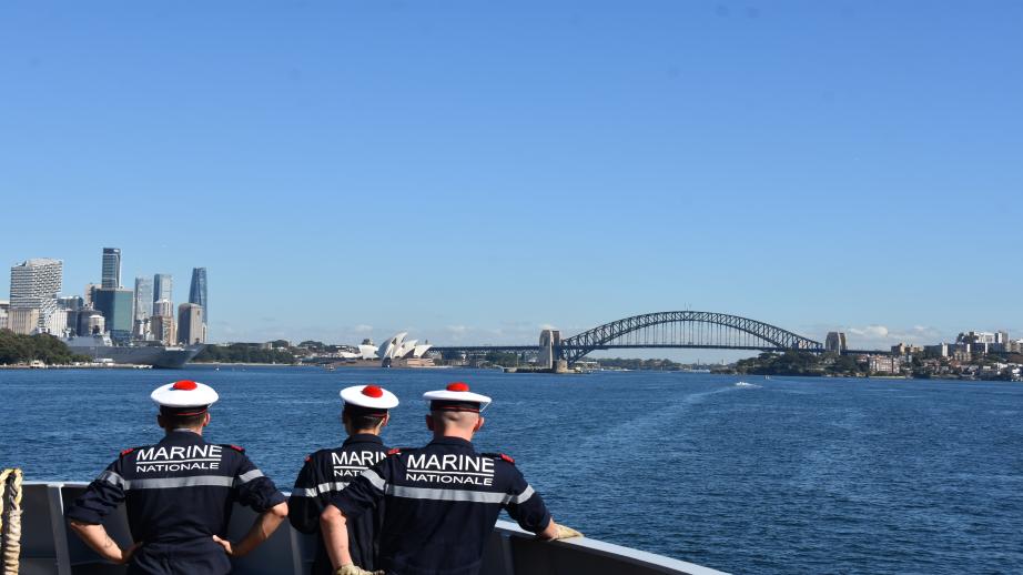 3 matelots à bord d'un bâtiment de la Marine nationale approchant le pont d'Harbour Bridge dans la ville de Sydney