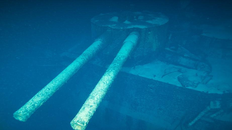 Photo sous-marine. Zoom sur l'une des tourelles de 240 mm.