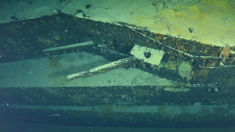 Photo sous-marine. zoom sur deux canons de 75 en barbette côté tribord. 