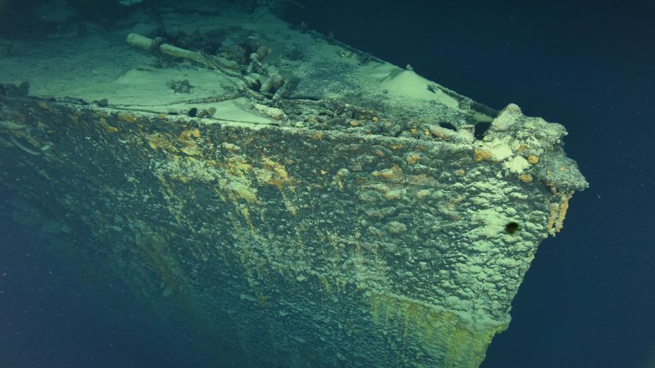 photo sous-marine. La proue de l'épave du cuirassé Danton
