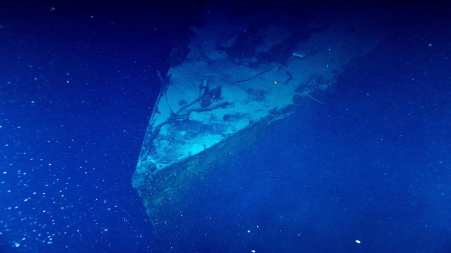 Photo sous-marine. Le Rov S'éloigne du Danton, l'étrave du navire s'estompe dans l'obsucité abyssale