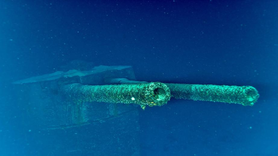 Photo sous marine. Les canons de l'une des tourelle sont encore tournés vers le dangers