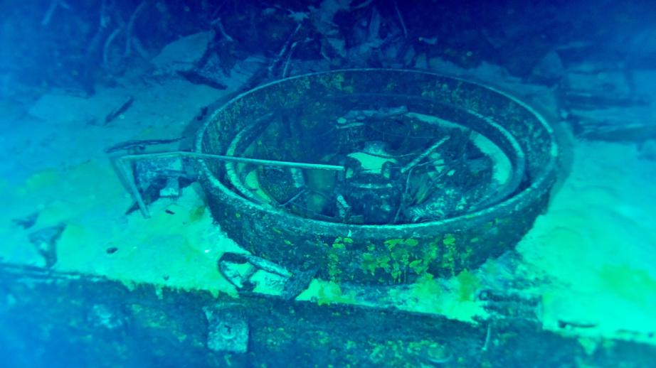 Photo sous marine. Selette de l'une des tourelles de 305. La tourelle est absente