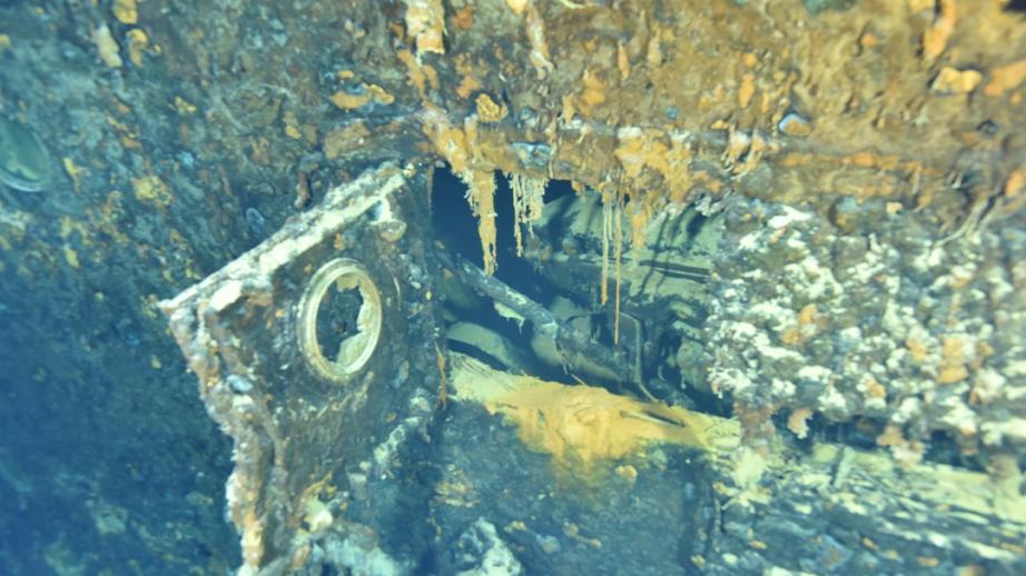 photo sous-marine. Détail de la corrosion sur la coque