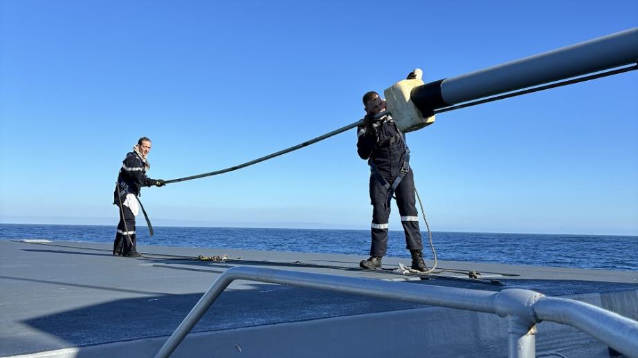 Deux marins du service ARMES du bord