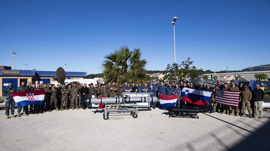 Rassemblement des équipages des différentes marines pour la photo finale