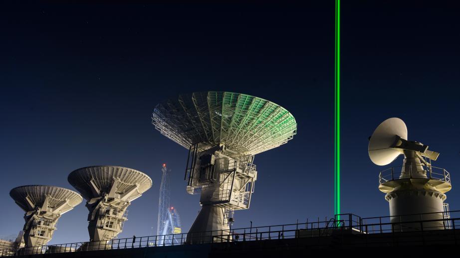 Le bâtiment d'essais et de mesures Monge a effectué un tir de LIDAR (un laser vert en direction du ciel)