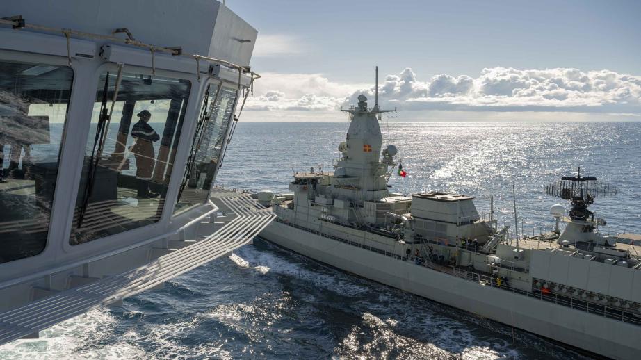 Akila – Le Charles de Gaulle navigue en méditerranée sous escorte de bâtiments alliés