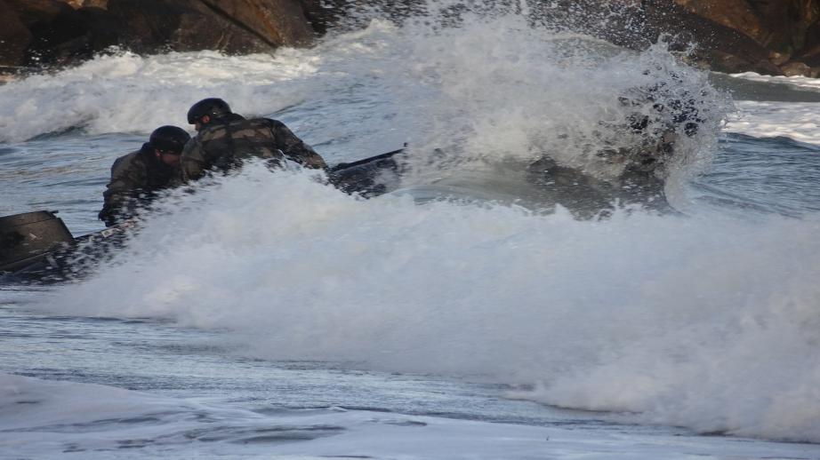 Des fusiliers marins s'entraînent en mer