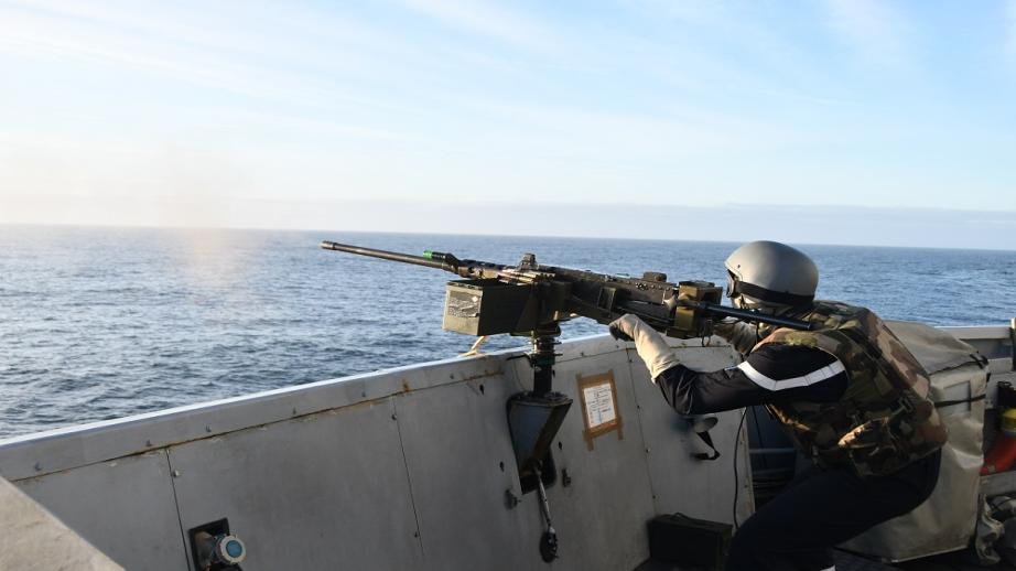 Un marin s'entraîne au tir pendant l'exercice Tamouré à bord de la frégate Aquitaine