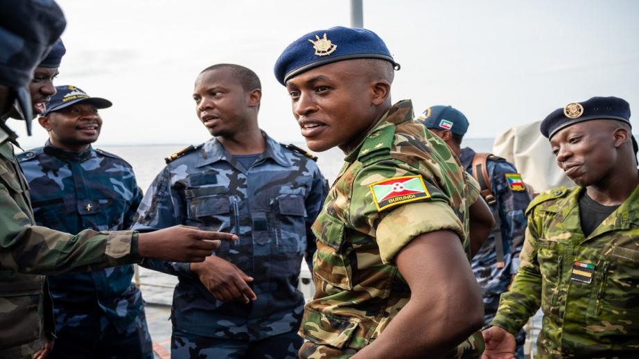  Embarquement d’élèves de l’Ecole Navale à Vocation Régionale TICA à bord du PHM Commandant Birot 