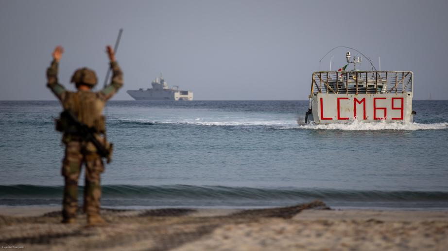 Le Dixmude intègre le groupe amphibie italien 
