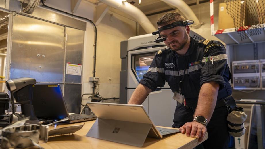 Marin utilisant des lunettes de téléassistance
