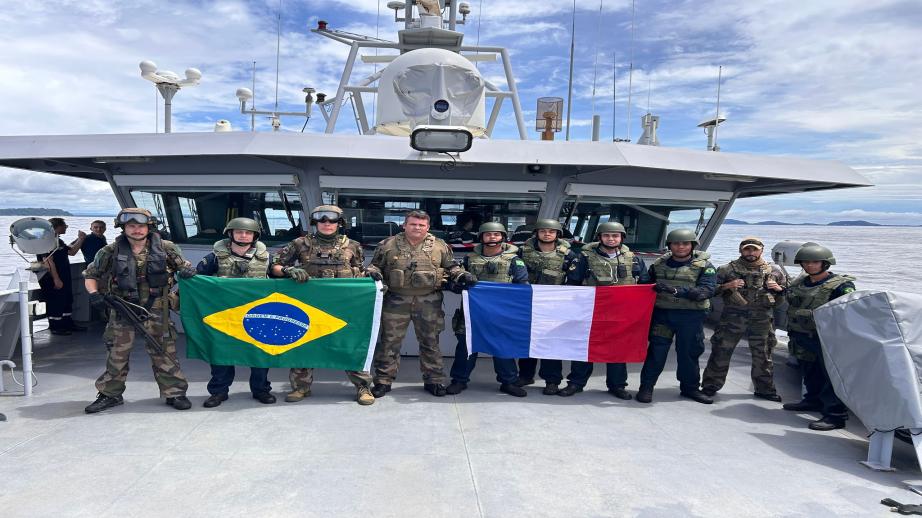 Marins Français et Bresiliens avec leurs pavillons