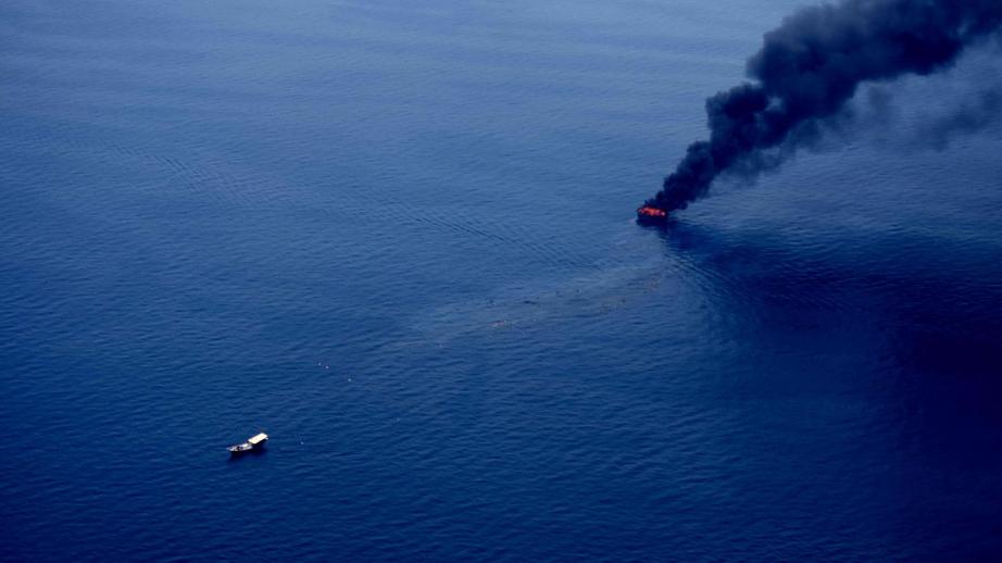 La 21F porte assistance à un navire en feu dans le golfe arabo-persique