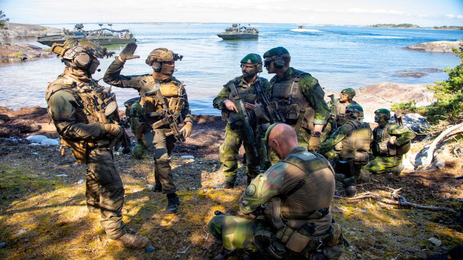 Soldats Français et Suédois en entrainement