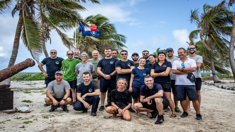 Marins et scientifiques sur l'ile du diable 