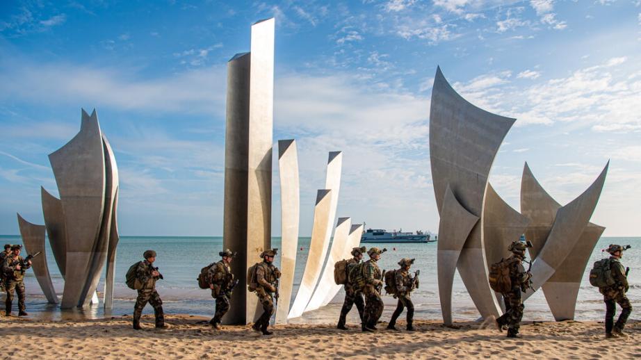 D-DAY Débarquement d’une centaine de militaires sur la plage d’Omaha depuis le Mistral 