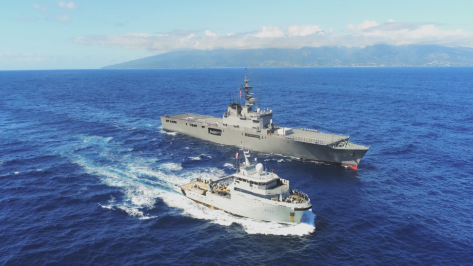 FAPF - Le BSAOM Bougainville interagit avec le LST Kunisaki 