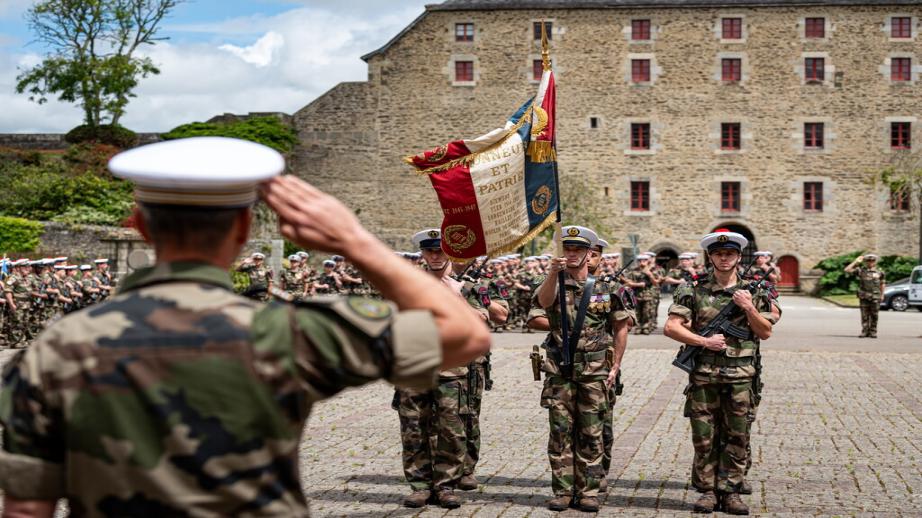 Hommage à Hubert Amyot d’Inville par les fusiliers marins de Brest