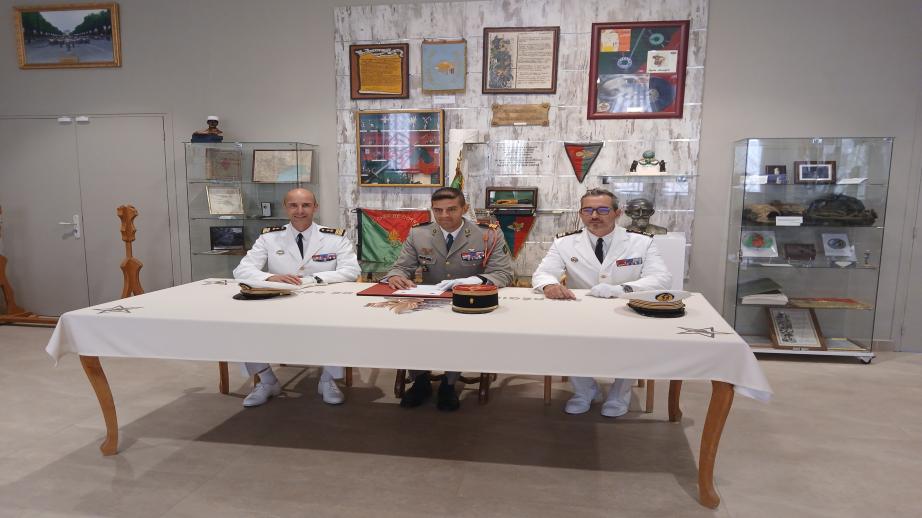 Officiers généraux de la Marine et de l'Armée de Terre rassemblés à une table lors du jumelage des unités
