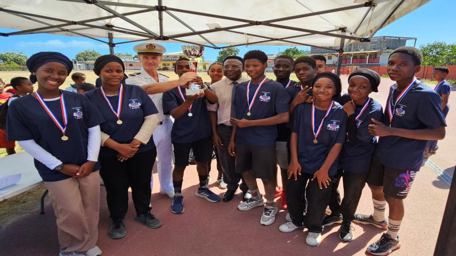 Collégiens brandissant une coupe après la journée sport Armée-Jeunesse à Mayotte