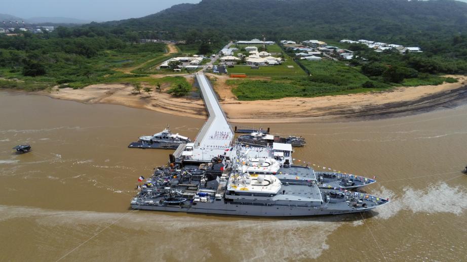 Vue aérienne de la base navale de Dégrad des Cannes